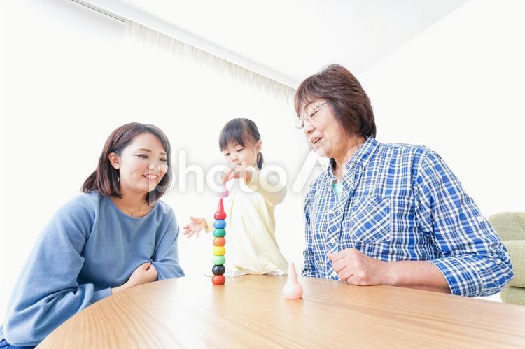 子供と遊ぶ幸せな家族イメージ シングルマザー,キッズ,感謝の写真素材