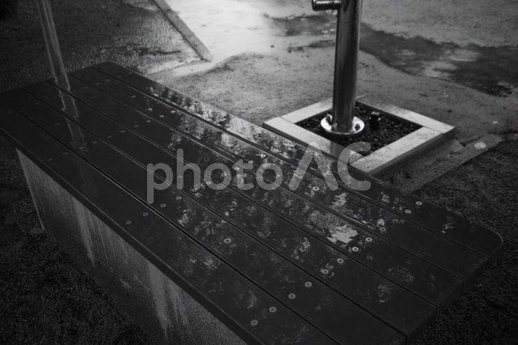 雨に濡れる遊具6 雨に濡れる遊具6 何人もありません,通り,白黒写真の写真素材