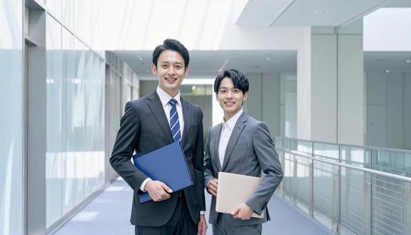 笑顔のビジネスマン二人 笑顔のビジネスマン二人の写真
