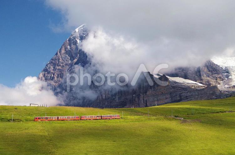 スイス　草原の中をあがっていくユングフラウ鉄道 スイス,アルプス,ユングフラウ鉄道の写真素材