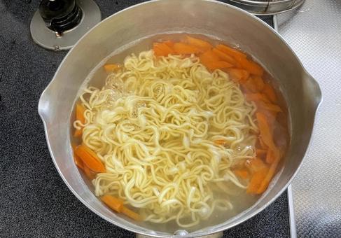 ラーメンの麺を野菜と茹でる ラーメンの麺を野菜と茹でる ラーメン,麺,茹でるの写真素材
