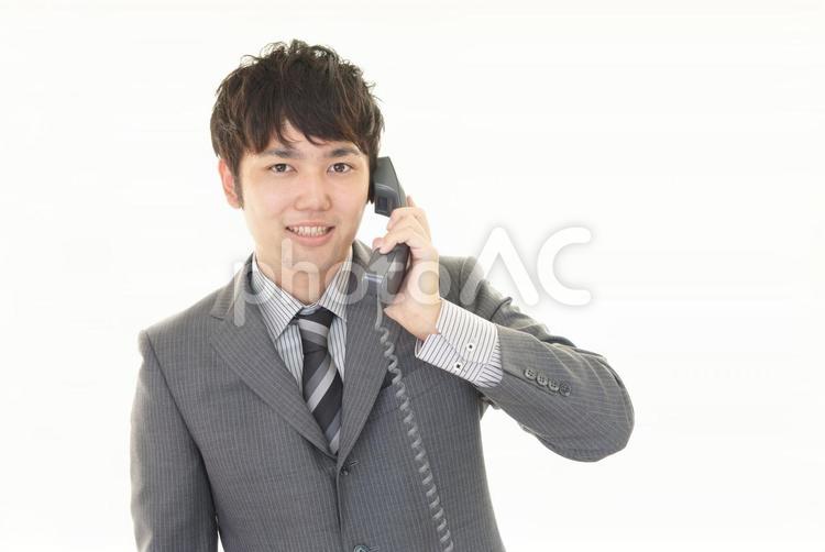 受話器を持つ男性 男性,電話,受話器の写真素材
