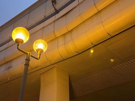 街灯に照らされた高架の夜景 夜景,街灯,高架の写真素材