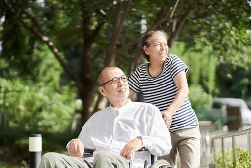 Family supporting the elderly in wheelchairs, वरिष्ठ नागरिक, व्हीलचेयर, नर्सिंग, JPG