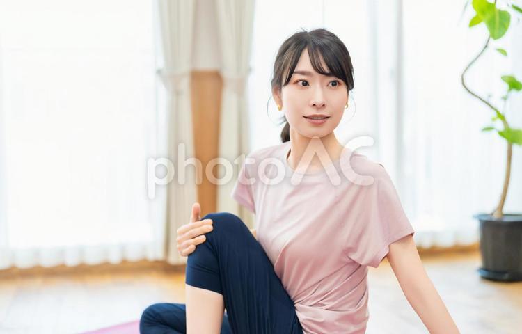 自宅のリビングでストレッチをする女性 女性,ストレッチ,柔軟の写真素材