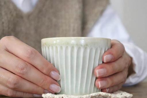湯呑みを持つ女性 白湯,水,湯呑みの写真素材