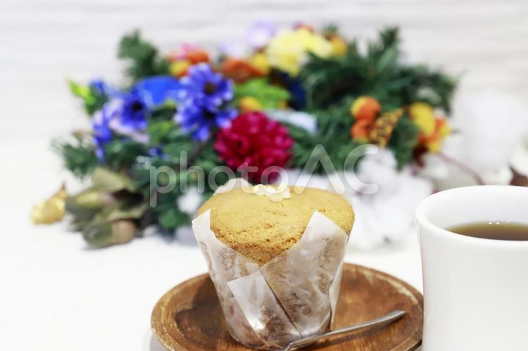 クリスマスリースの前のコーヒーとマフィン マフィン,コーヒー,焼き菓子の写真素材