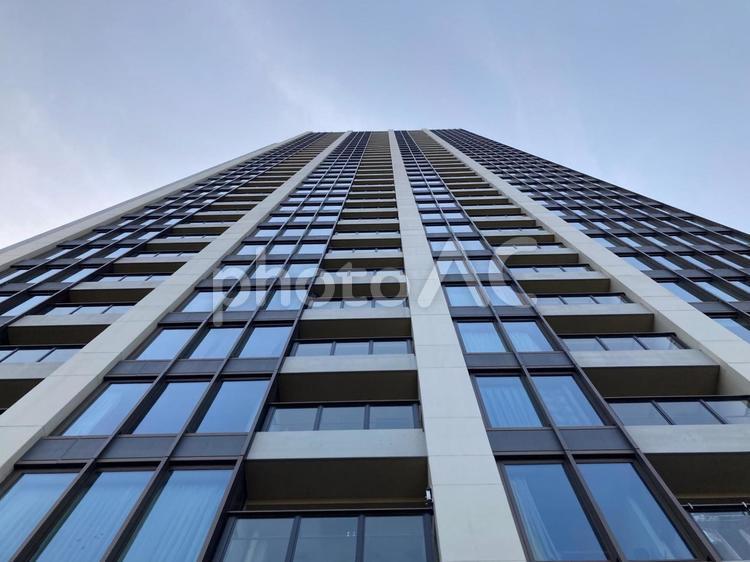 ブリリアタワー上野池之端と青い空 ブリリアタワー上野池之端,台東区,池之端の写真素材