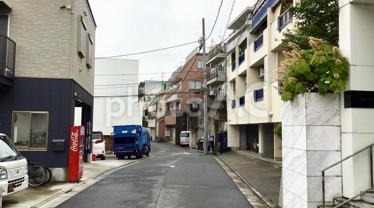 下北沢の住宅街 街並み,マンション,自販機の写真素材