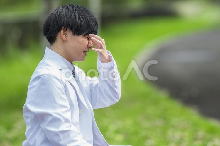 目頭を押さえる男性 感染,眼精疲労,目の疲れの写真素材
