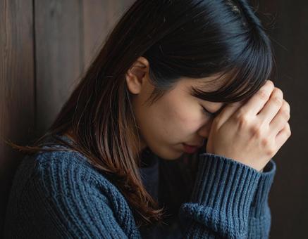 悩む女性 悩む女性の写真