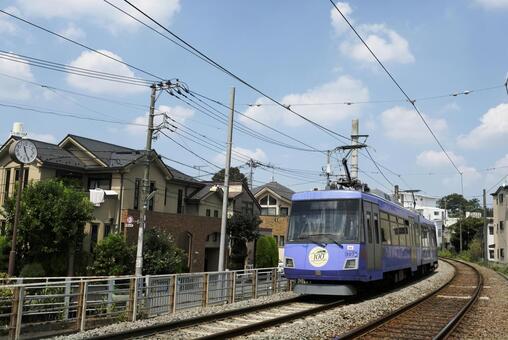 住宅地行く.東急電鉄.世田谷線 のどか,雲,路面電車の写真素材
