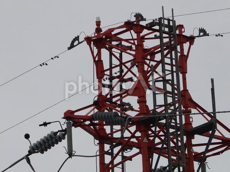 送電鉄塔・頭頂部拡大写真 鉄塔,送電線,ガイシの写真素材