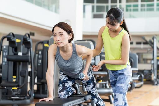 ジムでトレーニングするミドルの女性 ジム,フィットネス,ボディケアの写真素材