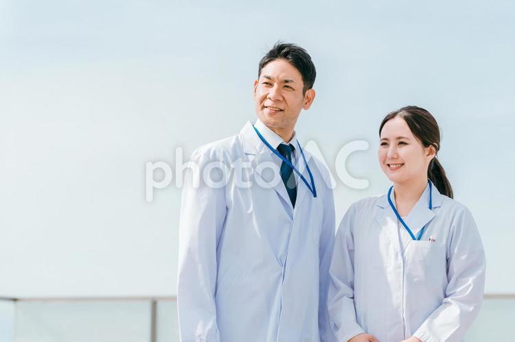 病院で働く白衣を着た医者・医療スタッフ 医者,医師,空の写真素材