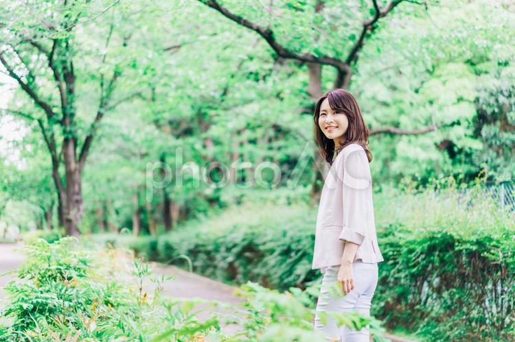 笑顔で外を歩くビジネスウーマン 日本人,恋人,喜びの写真素材