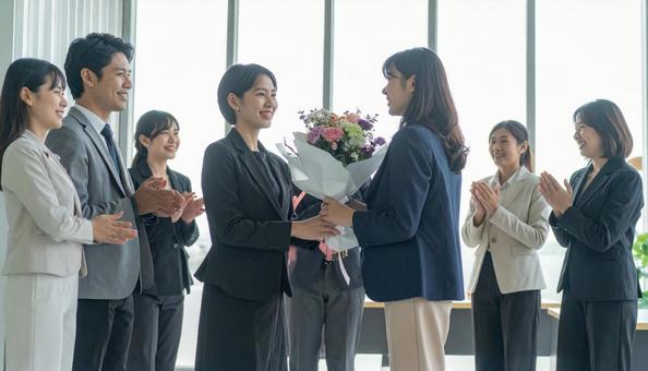 祝福され退職する女性社員 祝福され退職する女性社員の写真