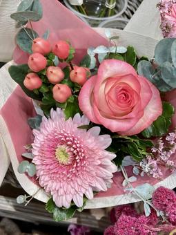かわいいミニ花束 バラ,ピンク,ガーベラの写真素材