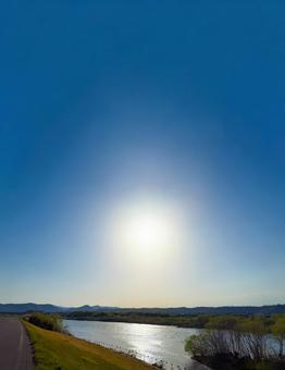 青空と太陽が美しい河川敷の風景 青空と太陽が美しい河川敷の風景の写真