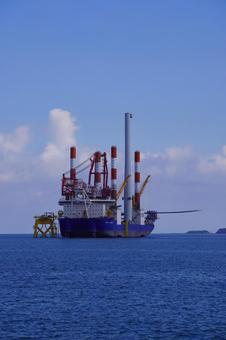 洋上風力発電機の設置工事の風景 工事,風力発電機,エコの写真素材