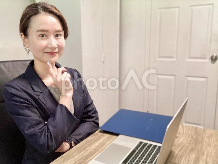 在宅勤務中に考えるスーツの社会人女性 女性,笑顔,ヒヤリングの写真素材