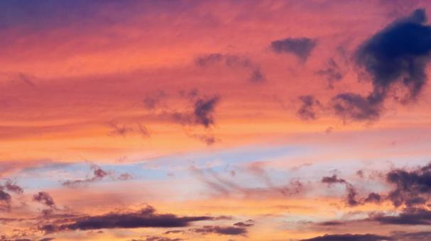 秋の空。真っ赤な夕焼け 秋の空。真っ赤な夕焼けの写真