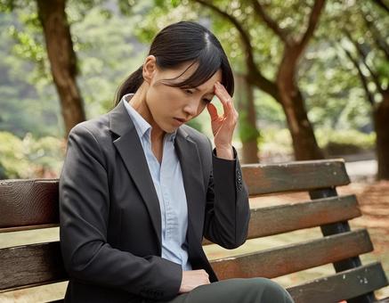 リストラで途方に暮れる女性の写真