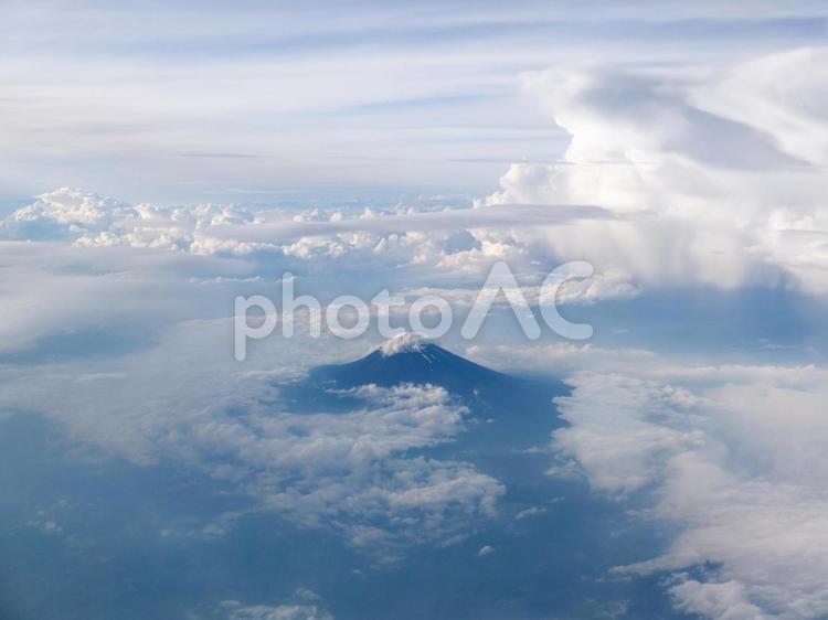 飛行機の窓から見た富士山と雲海の絶景 飛行機,旅客機,翼の写真素材