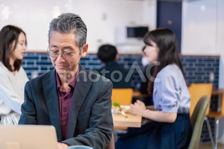 カフェで仕事をする中年男性 メール,女性,テレワークの写真素材