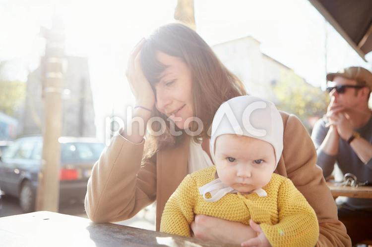街なかでお母さんに抱っこされている赤ちゃん1 親子,赤ちゃん,お母さんの写真素材