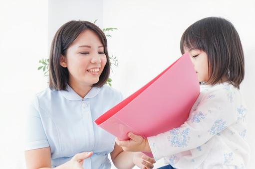 病院 子ども 診察 2歳,病院,熱の写真素材