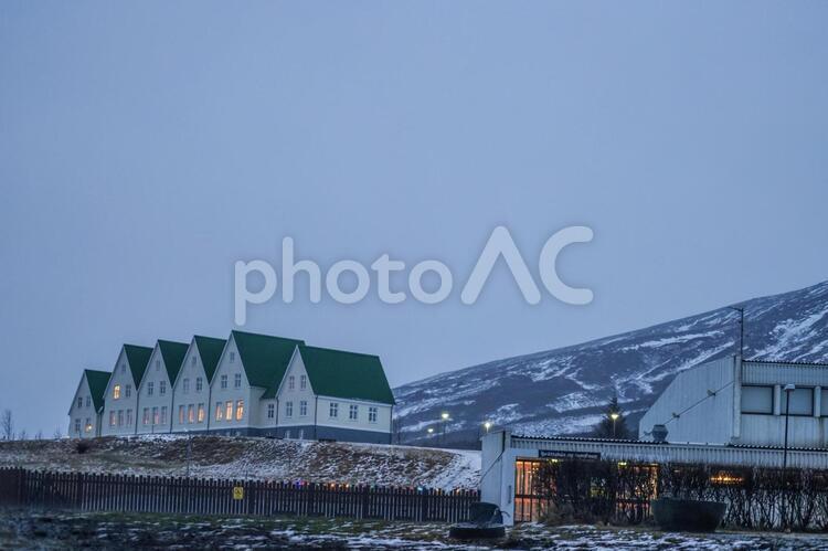 アイスランド・フォンタナの街並みと山並み フォンタナ,アイスランド,湖の写真素材