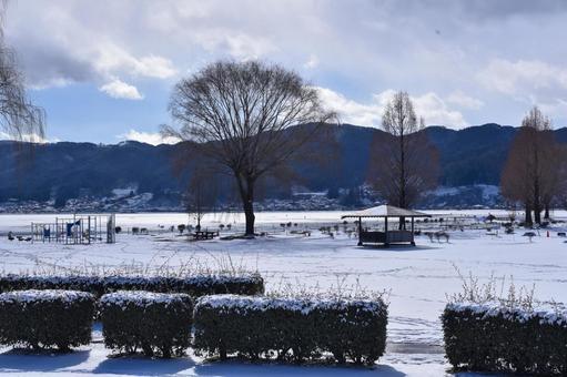 雪の公園（諏訪湖付近） 雪,公園,諏訪湖の写真素材