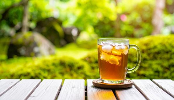 麦茶 夏 ガラスのコップ 氷入り 麦茶 夏 ガラスのコップ 氷入りの写真