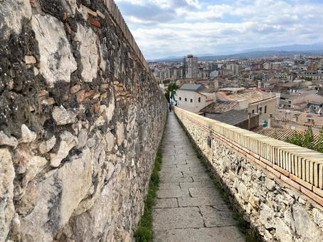 果てしなく続くジローナの城壁 果てしなく続くジローナの城壁 スペイン,ジローナ,バルセロナ郊外の写真素材