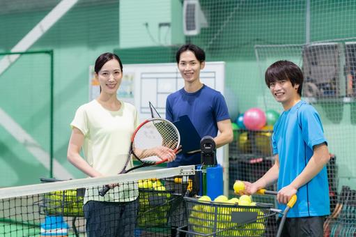 スポーツジムでテニスをする若い男女 テニス,テニススクール,スポーツジムの写真素材