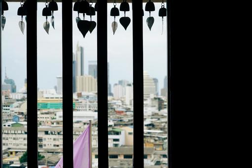 窓の隙間からバンコクを見る 窓の隙間からバンコクを見る バンコク,タイ,窓の写真素材