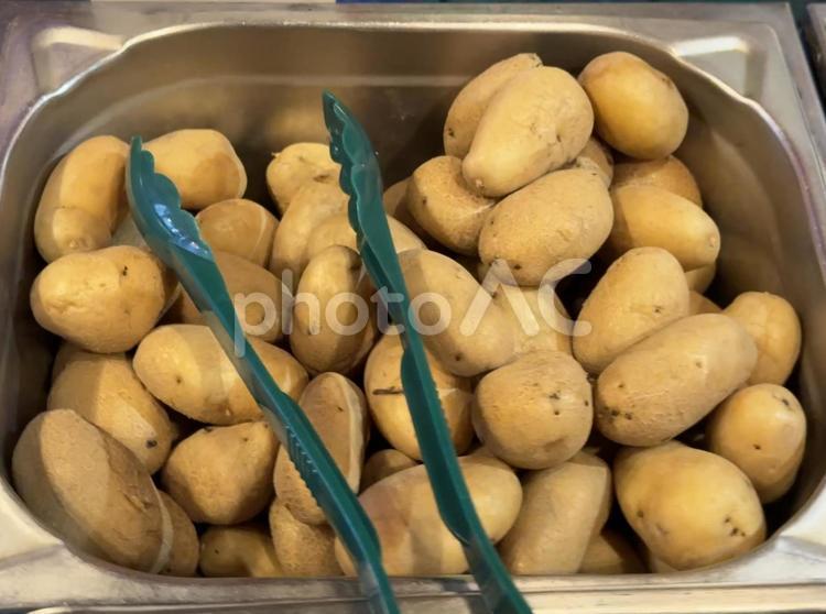 バイキングのジャガイモ 装飾,薬味,まな板の写真素材
