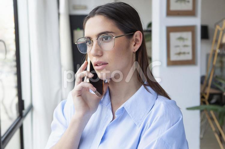 通話している眼鏡の女性 女性,通話,スマホの写真素材
