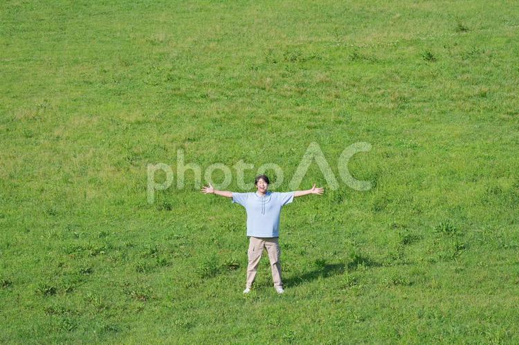 両手を広げる男性 男性,手を広げる,日本人の写真素材