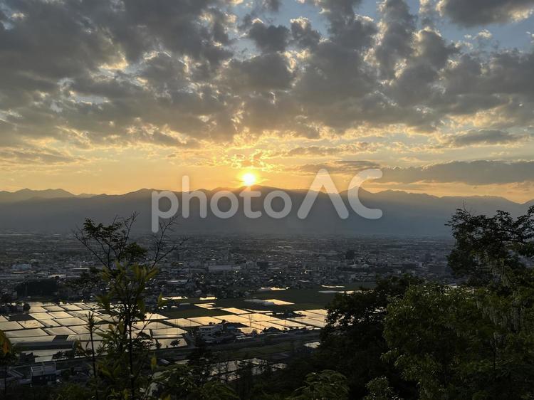 夕焼けと水田 夕焼け,水田,夕日の写真素材