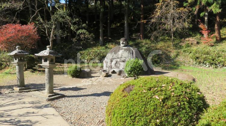 諏訪大社 下社 春宮 隣接の万治の石仏 諏訪大社 下社 春宮 隣接の万治の石仏 諏訪大社,下社,春宮の写真素材