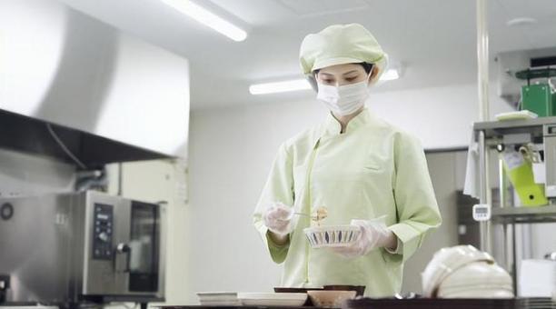介護食を用意するアジア人調理師 介護食を用意するアジア人調理師 介護職,刻み食,調理師の写真素材