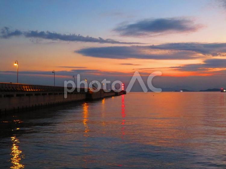 ８月下旬のサンポート高松の瀬戸内海の朝焼け 背景,朝焼け,たそがれの写真素材
