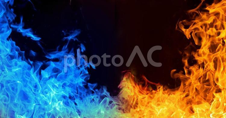 燃え上がる赤と青の炎の迫力ある画像 炎,赤,青の写真素材