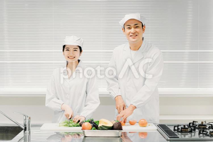 食品工場・給食センターで働く男女の調理員 食品工場,給食センター,調理師の写真素材