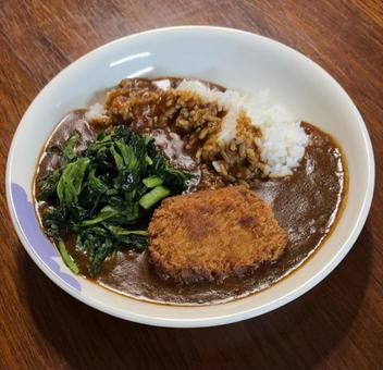 飯にレトルトカレーと海老カツとほうれん草 飯にレトルトカレーと海老カツとほうれん草 夕食,あきたこまち,ご飯の写真素材