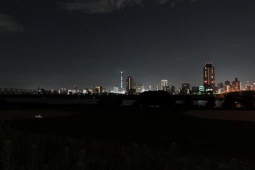 土手から望む橋の夜景 土手から望む橋の夜景の写真