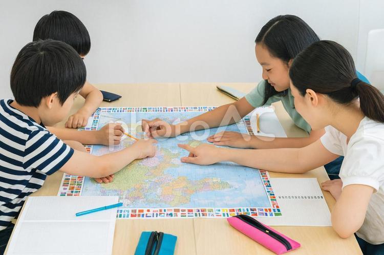 友達と一緒に勉強する子供達（自習） 学校,グループワーク,勉強の写真素材