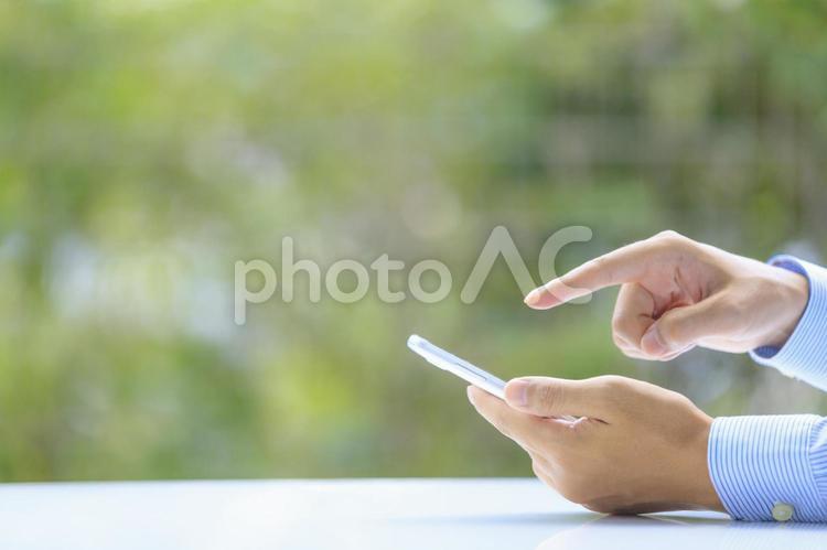 スマートフォンと男性の手元 ビジネス,スマホ,スマートフォンの写真素材